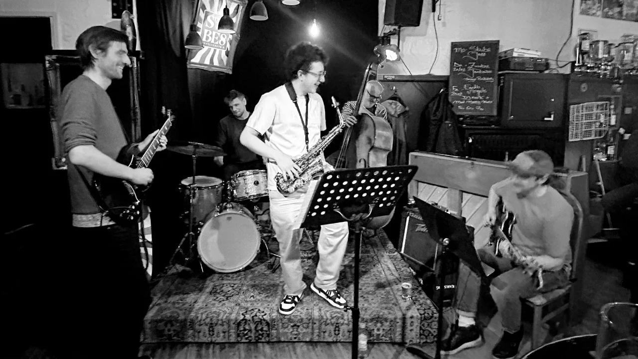 ELECTRIC BOOGALOO<br>Komplexe Strukturen und sensible Interaktion