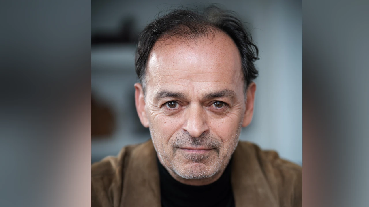 NOWHERE NOW HERE<br>Ein philosophisch-komödiantischer Soloabend von und mit Cyrus David